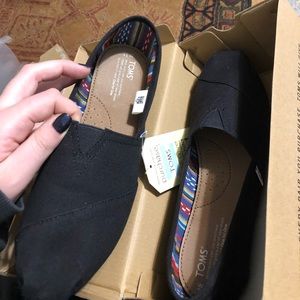 BRAND NEW Toms classic black on black canvas 10,11